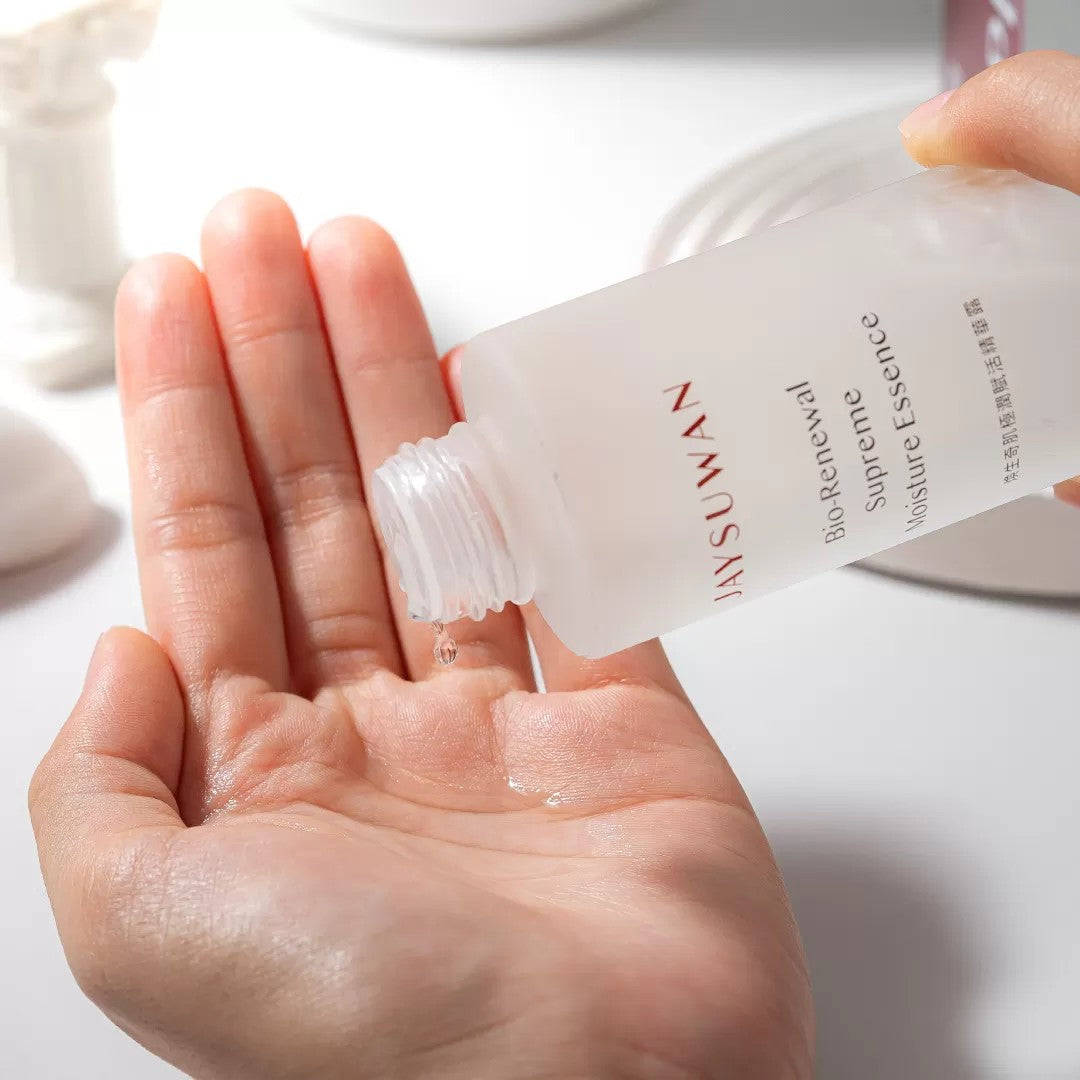 JAYSUWAN Moisture Essence watery texture poured into hand