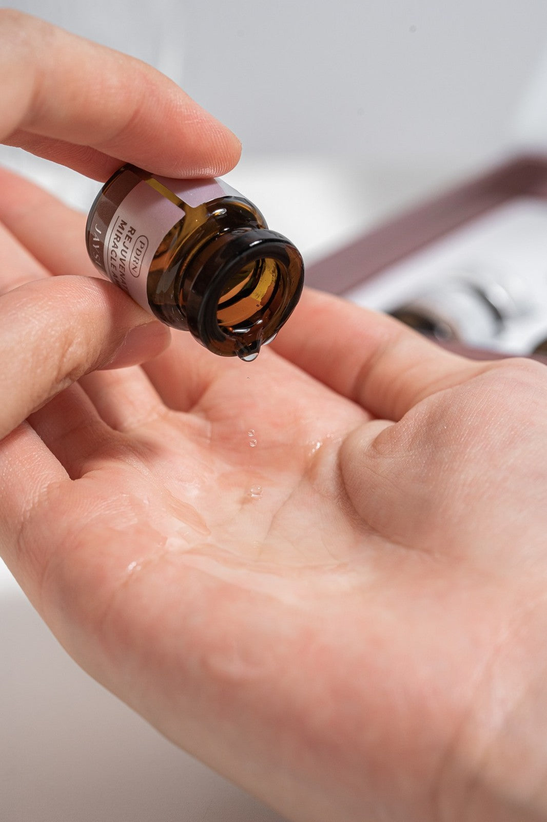 JAYSUWAN Miracle Ampoule dropper dispensing essence into hand