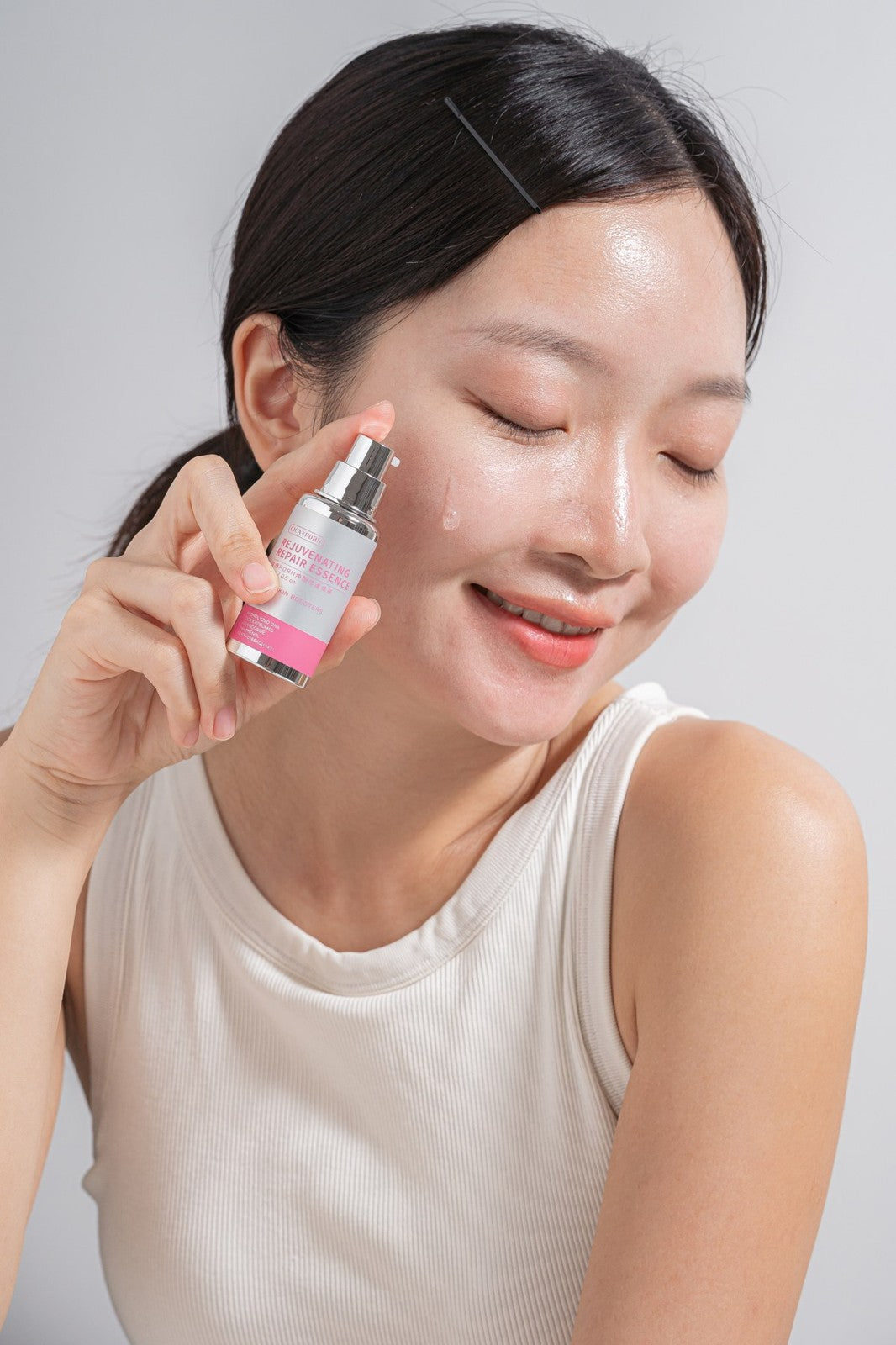 Model applying JAYSUWAN Rose PDRN Rejuvenating Repair Essence